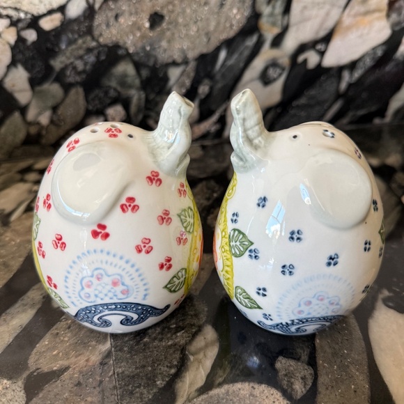 Elephant Salt & Pepper Shakers - Picture 3 of 6